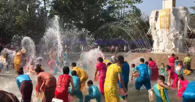 西双版纳傣族园泼水广场　编导：郭昕炜