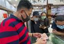 逛邮币卡市场 编导：卢颖