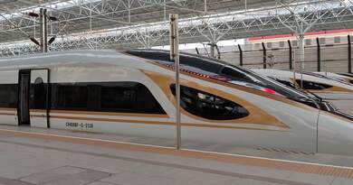 坐着高铁回家　编导:吴建芬